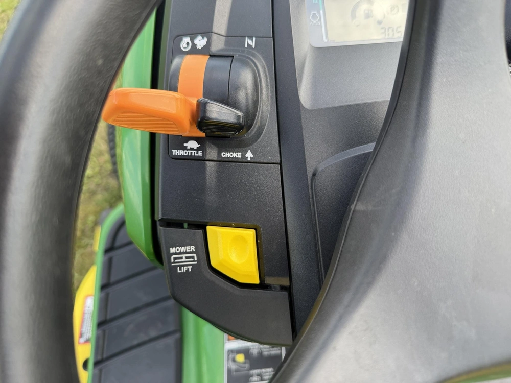 2022 John Deere X370 alt