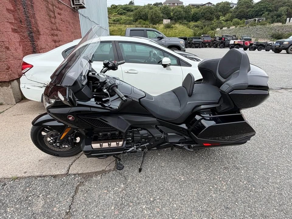 2023 Honda Gold Wing Tour alt