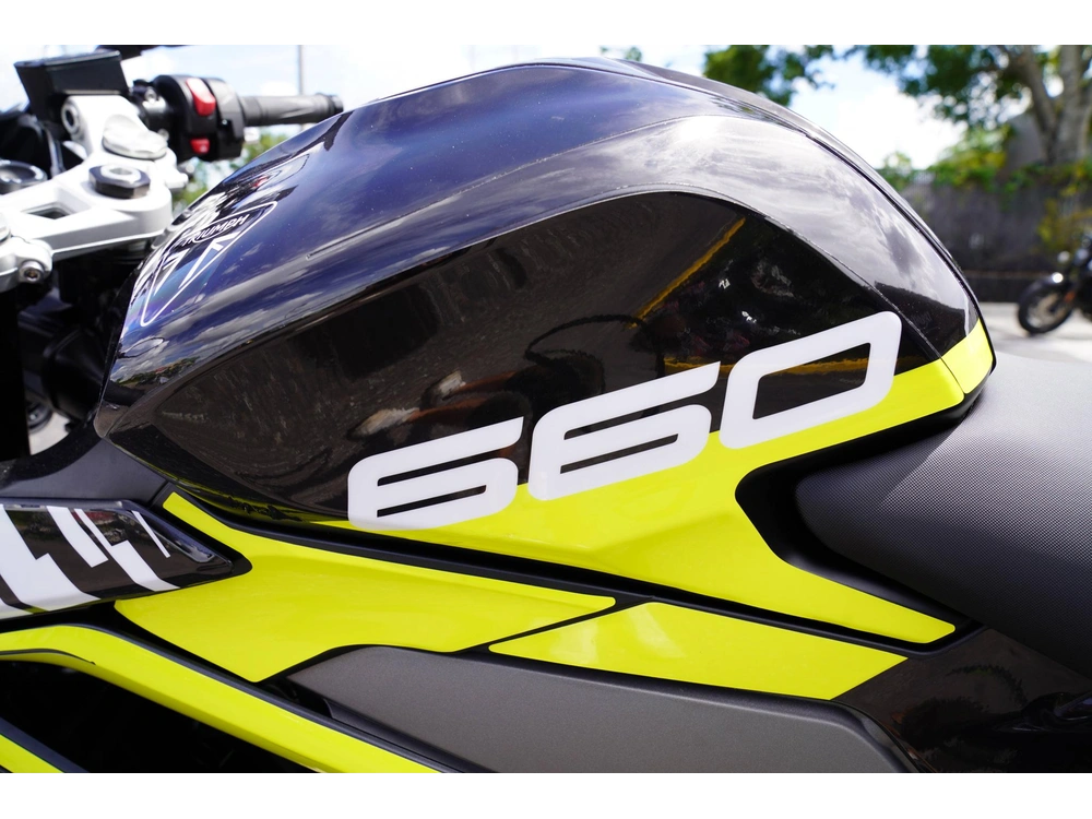 2025 Triumph Daytona 660 W/custom Graphics alt