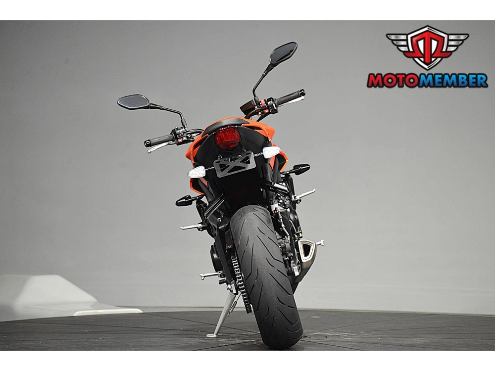2025 Triumph Street Triple 765 R alt