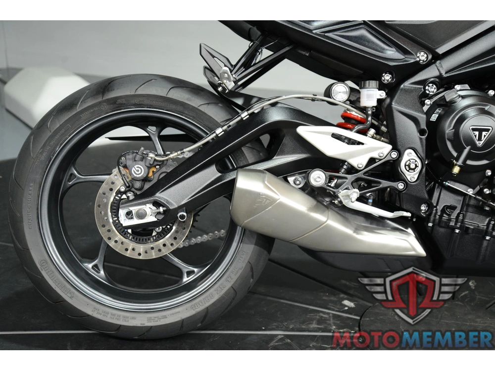 2025 Triumph Street Triple 765 R alt