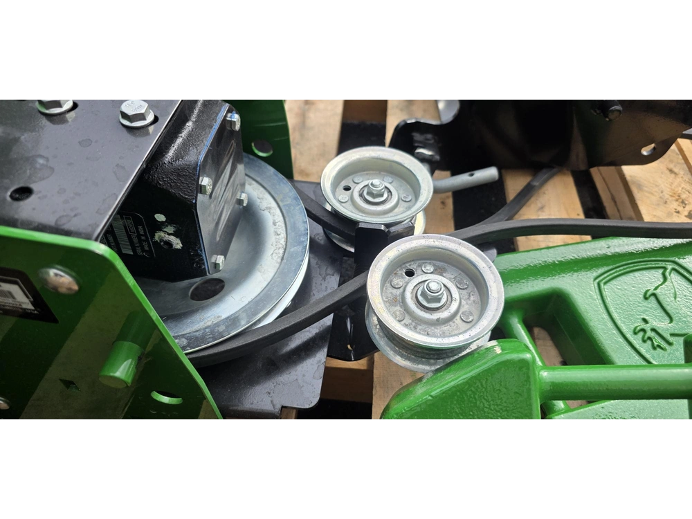 2025 John Deere X590 alt