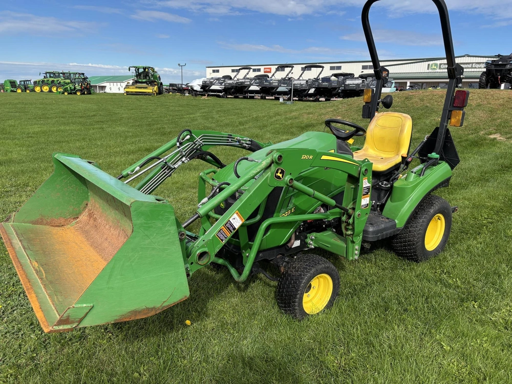 John Deere 1023e 2021 alt