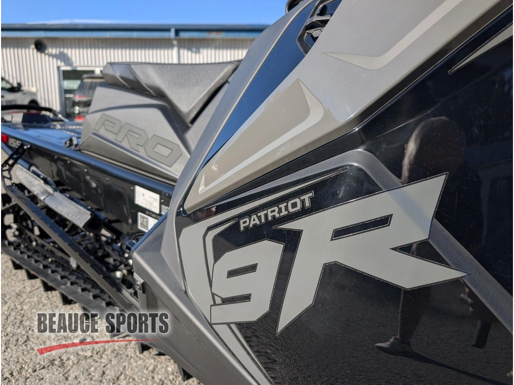2025 Polaris Patriot 9r Pro Rmk 155 Motoneige Montagne Poudreuse Hors-piste Backcountry Neige Profonde Boondocking Grimpe Arbres Haute Performance 2 Temps Légère Summit Mountain Cat Khaos alt