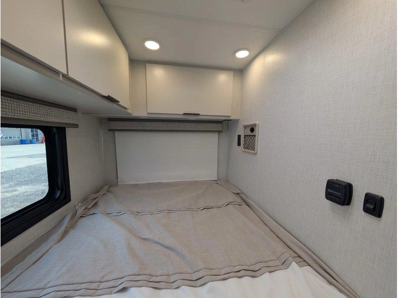 Thor Motor Coach Echelon Lc21 2027 alt