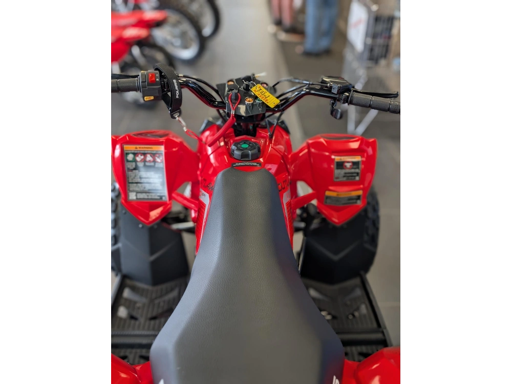 2027 Polaris Outlaw 110 Indy Red 🎯 Vtt Enfant Débutant Sécuritaire Apprentissage Drx90 Kfx90 Contrôle Parent 🟢 alt