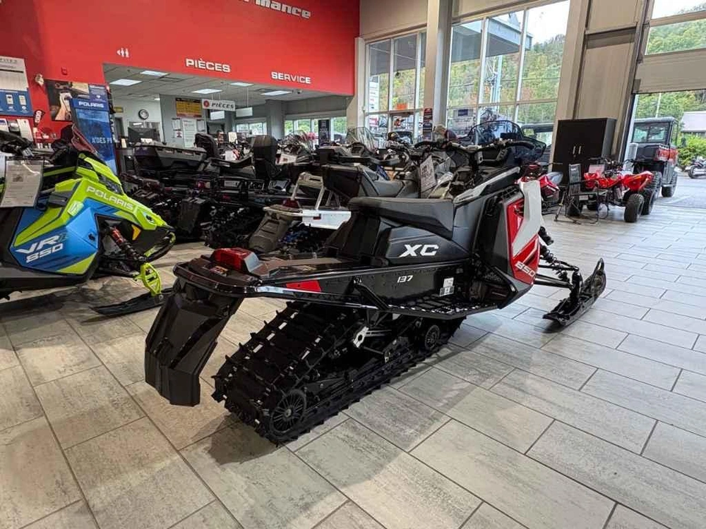 2027 Polaris 850 Indy Xc 137 7s alt