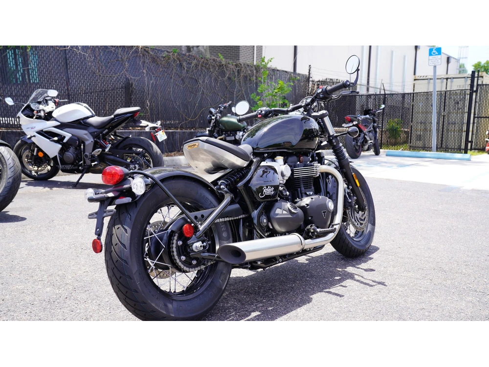 2026 Triumph Bonneville Bobber alt