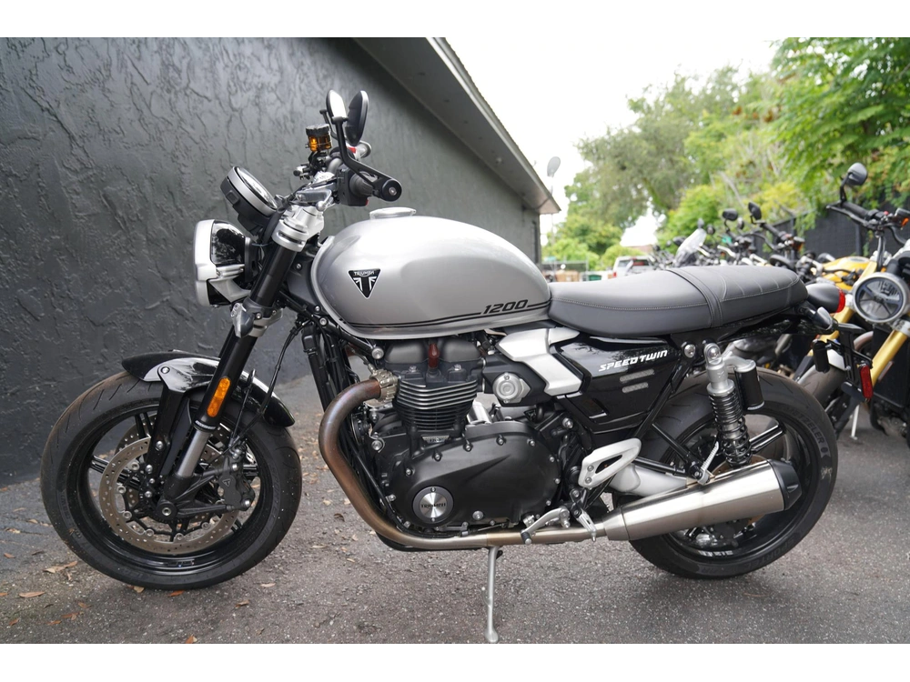 2025 Triumph Speed Twin 1200 alt