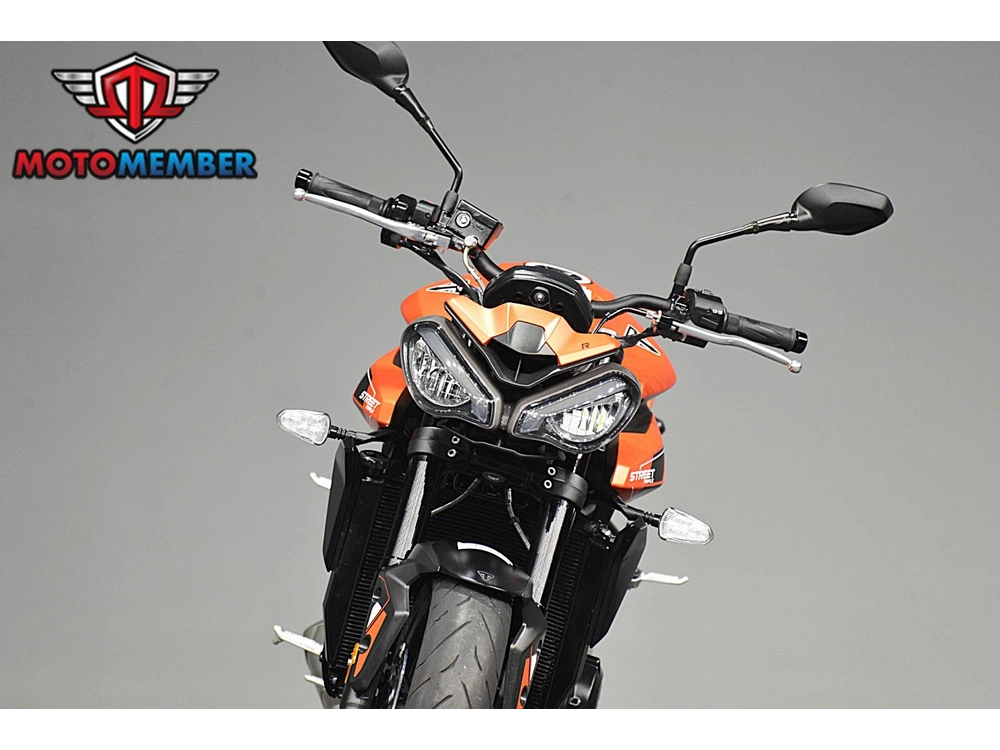 2025 Triumph Street Triple 765 R alt