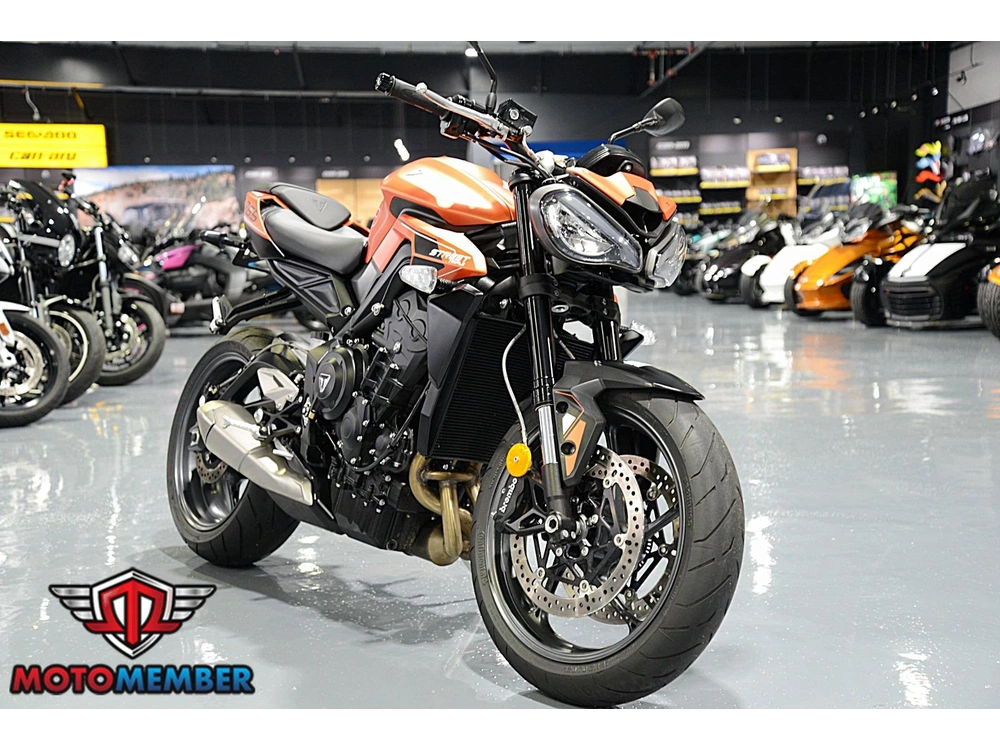 2025 Triumph Street Triple 765 R alt