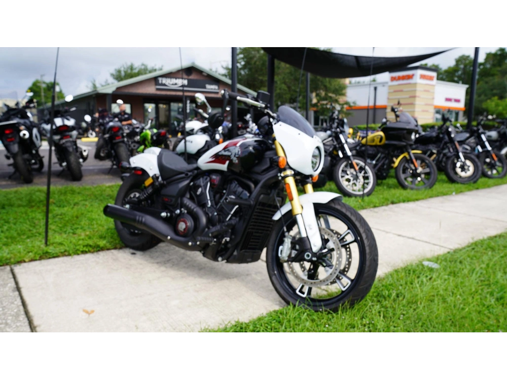 2025 Indian Motorcycle Motorcycle 101 Scout White Mtlc Wgrfx Tec alt