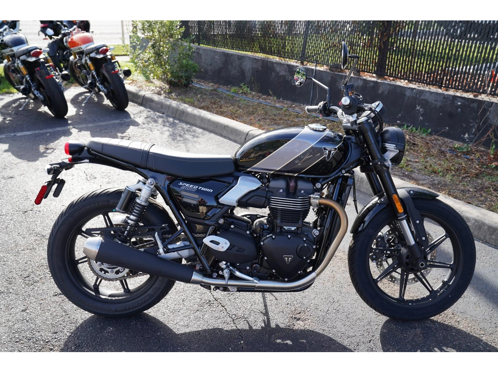 2025 Triumph Speed Twin 900 alt