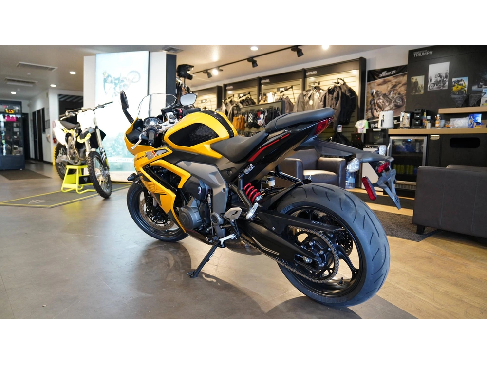 2026 Triumph Daytona 660 alt