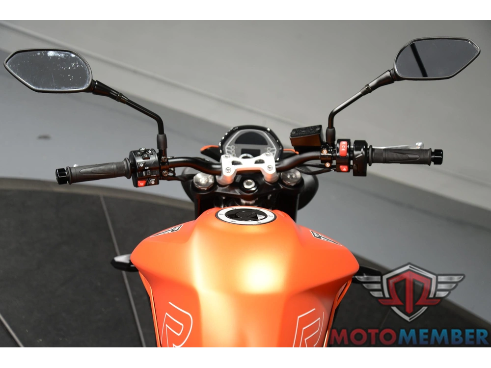 2025 Triumph Street Triple 765 R alt