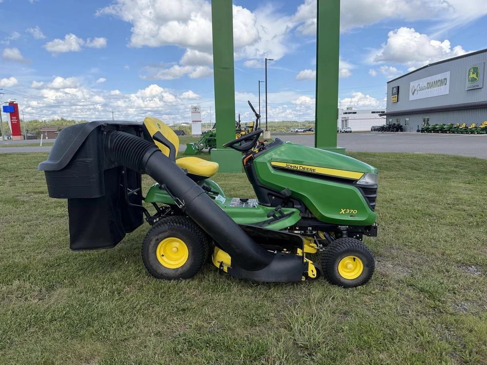 2022 John Deere X370 alt
