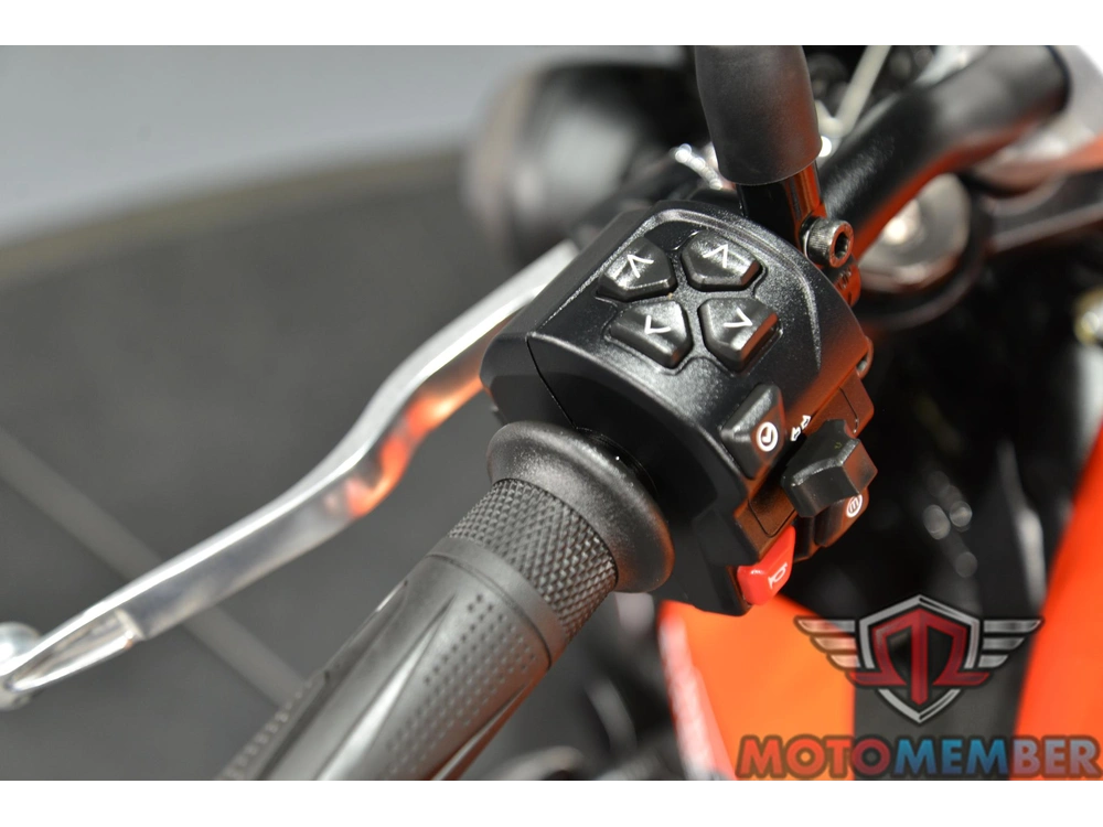2025 Triumph Street Triple 765 R alt