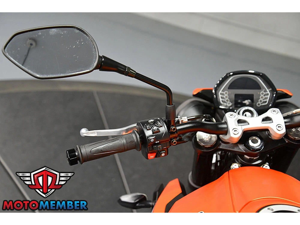 2025 Triumph Street Triple 765 R alt