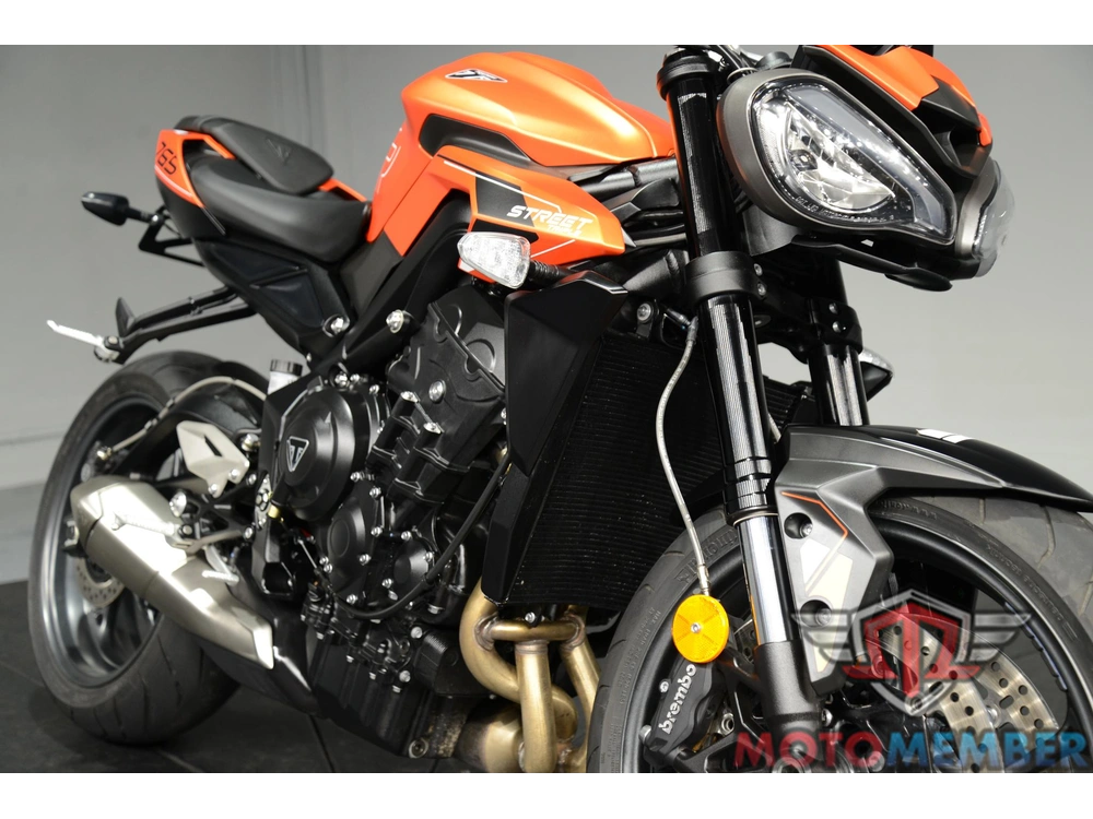 2025 Triumph Street Triple 765 R alt