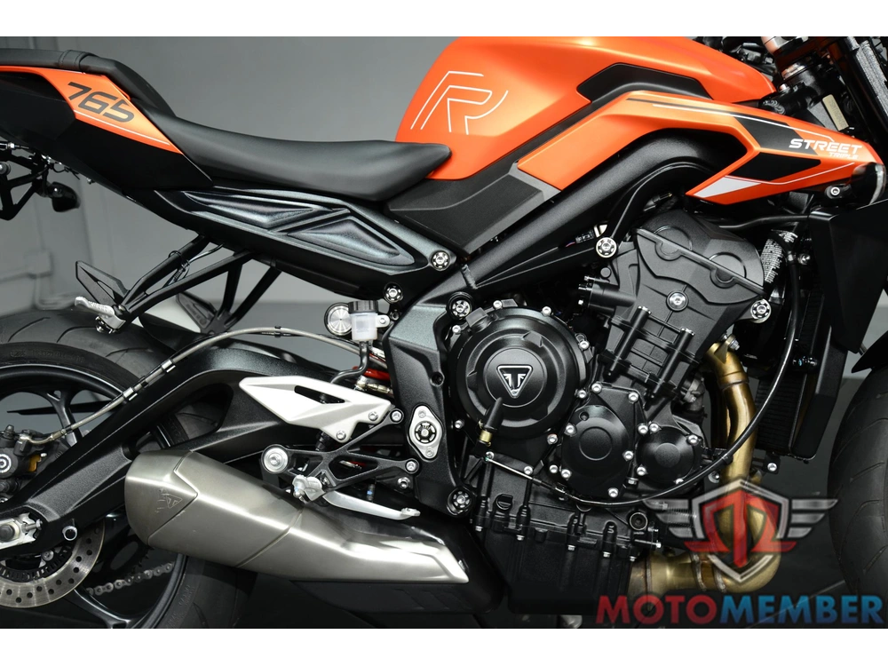 2025 Triumph Street Triple 765 R alt