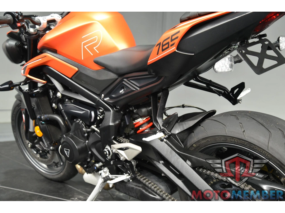 2025 Triumph Street Triple 765 R alt