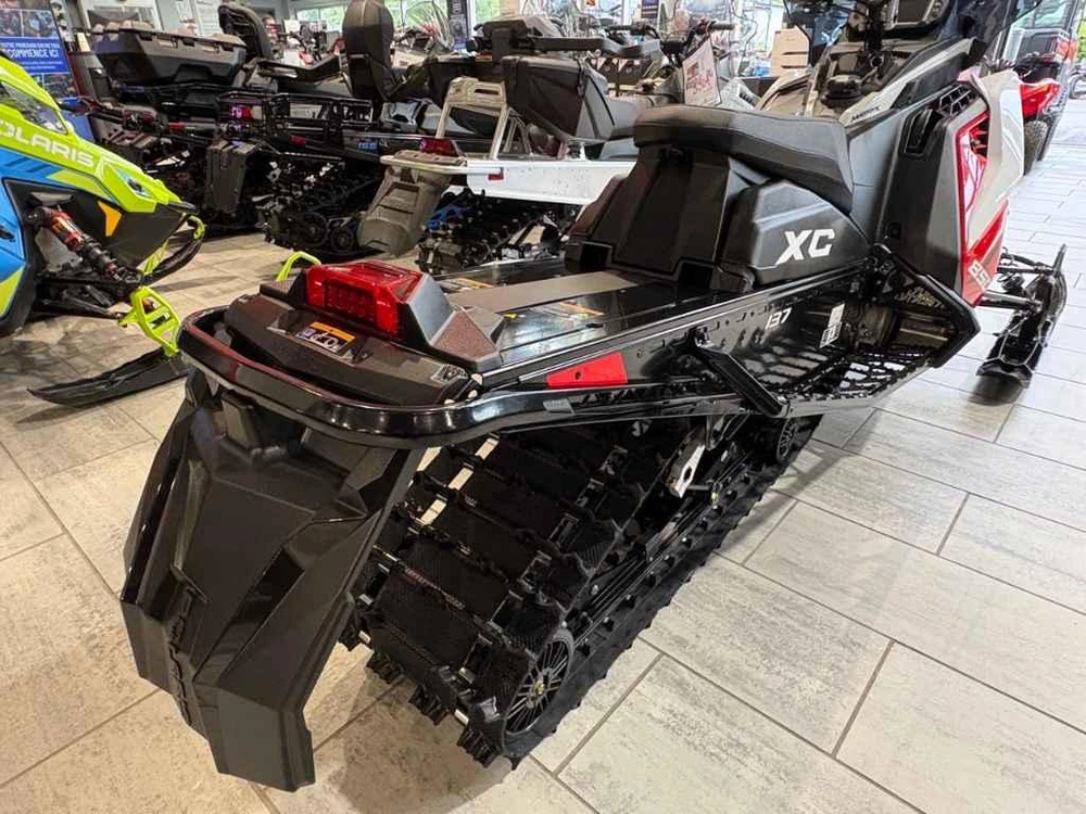 2027 Polaris 850 Indy Xc 137 7s alt