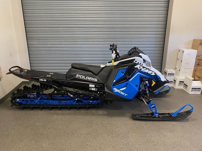 2027 Polaris Boost Rmk Khaos 165 X 3.25 - White / Blue alt