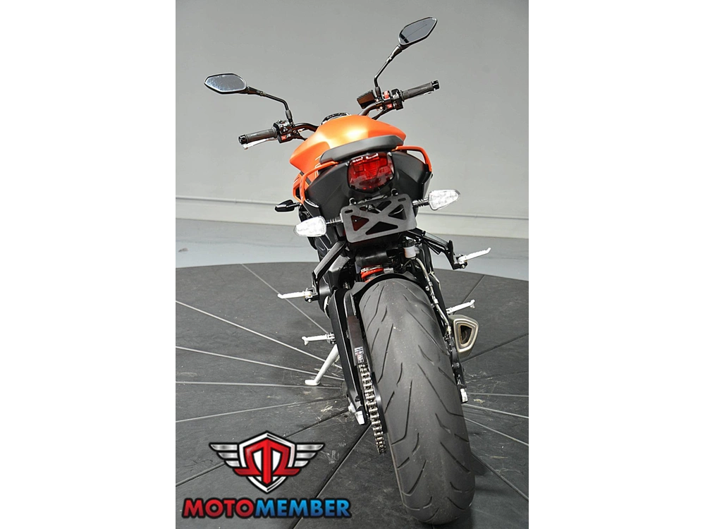 2025 Triumph Street Triple 765 R alt