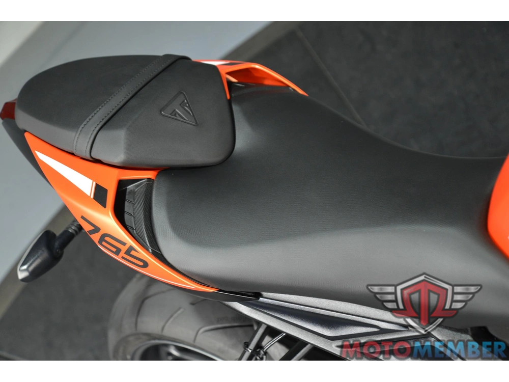 2025 Triumph Street Triple 765 R alt