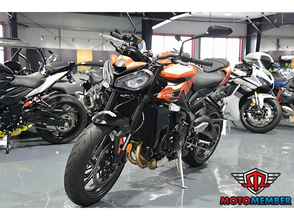 2025 Triumph Street Triple 765 R alt