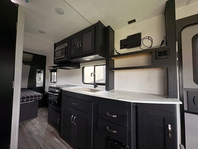 2023 Coachmen Freddom alt