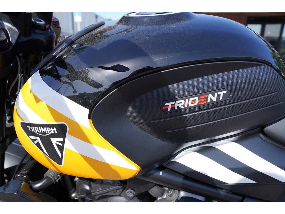 2025 Triumph Trident 660 alt
