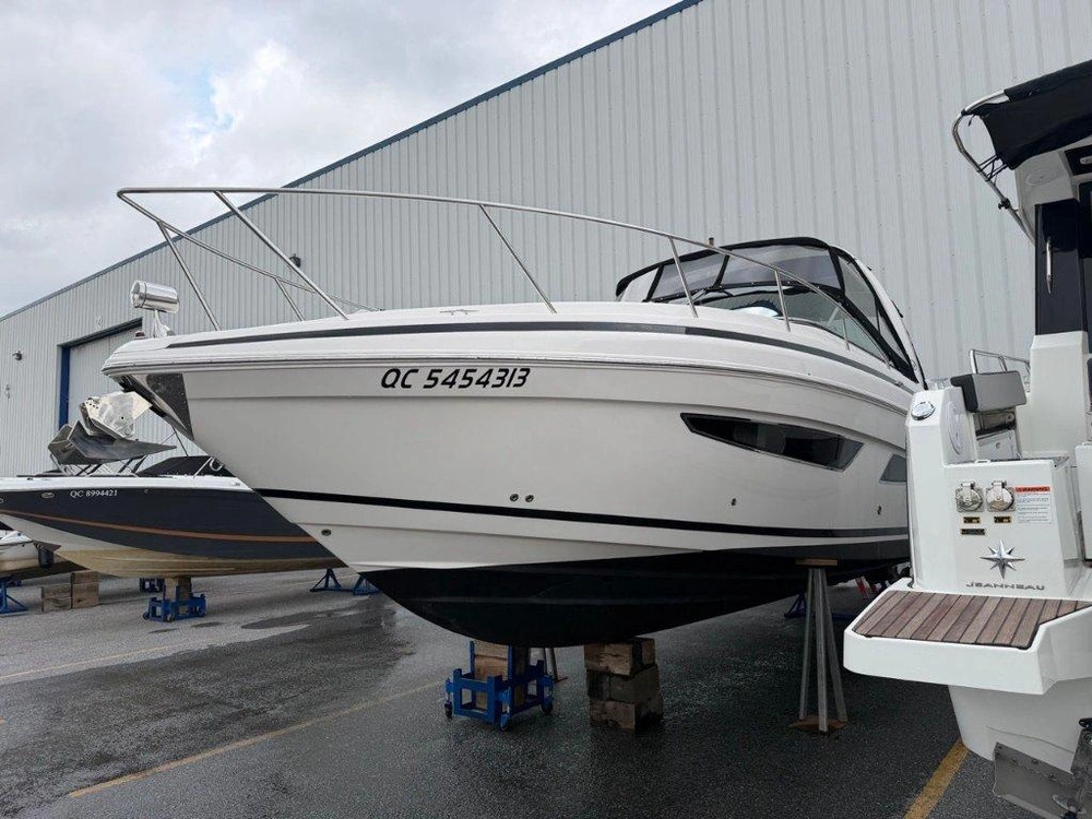 2017 Regal 32 Express alt