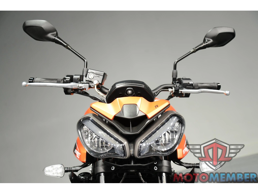 2025 Triumph Street Triple 765 R alt