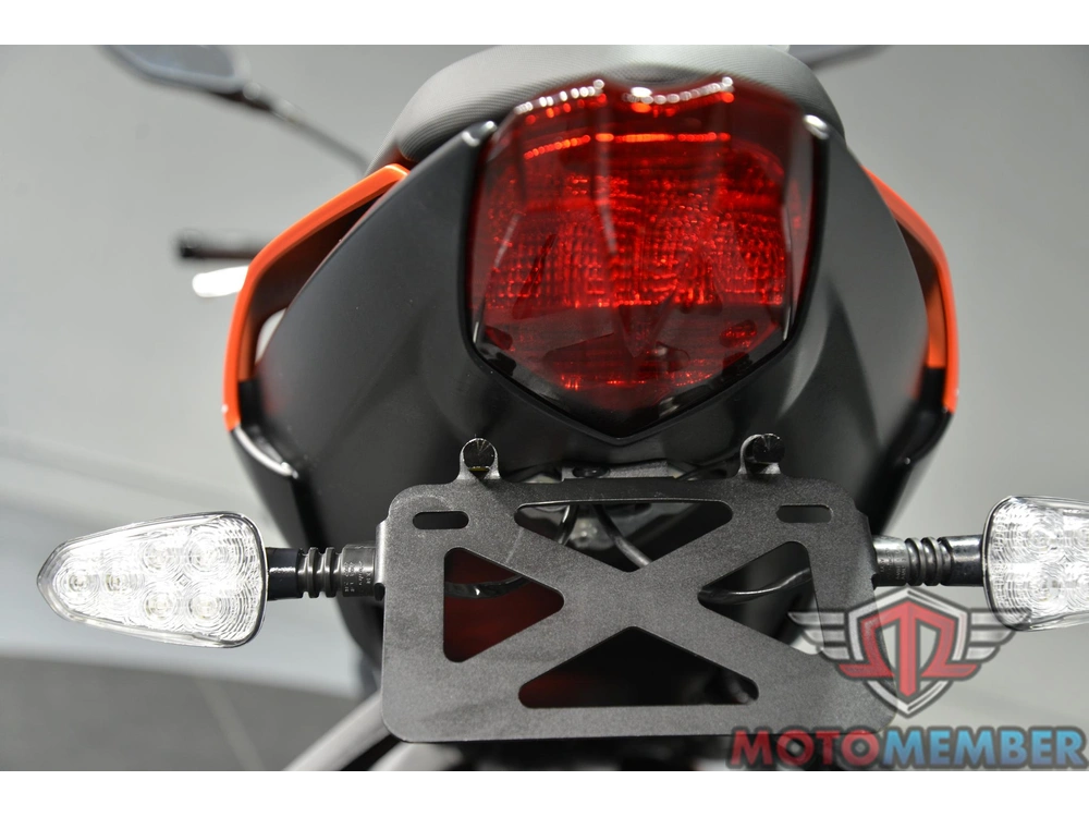 2025 Triumph Street Triple 765 R alt