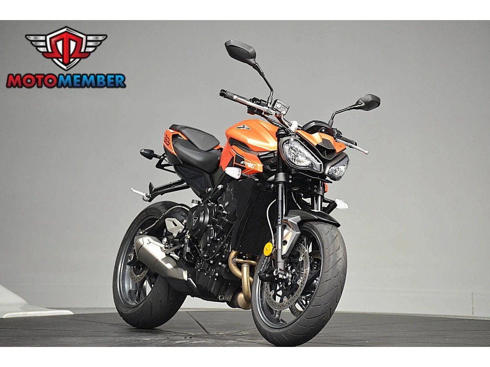 2025 Triumph Street Triple 765 R alt