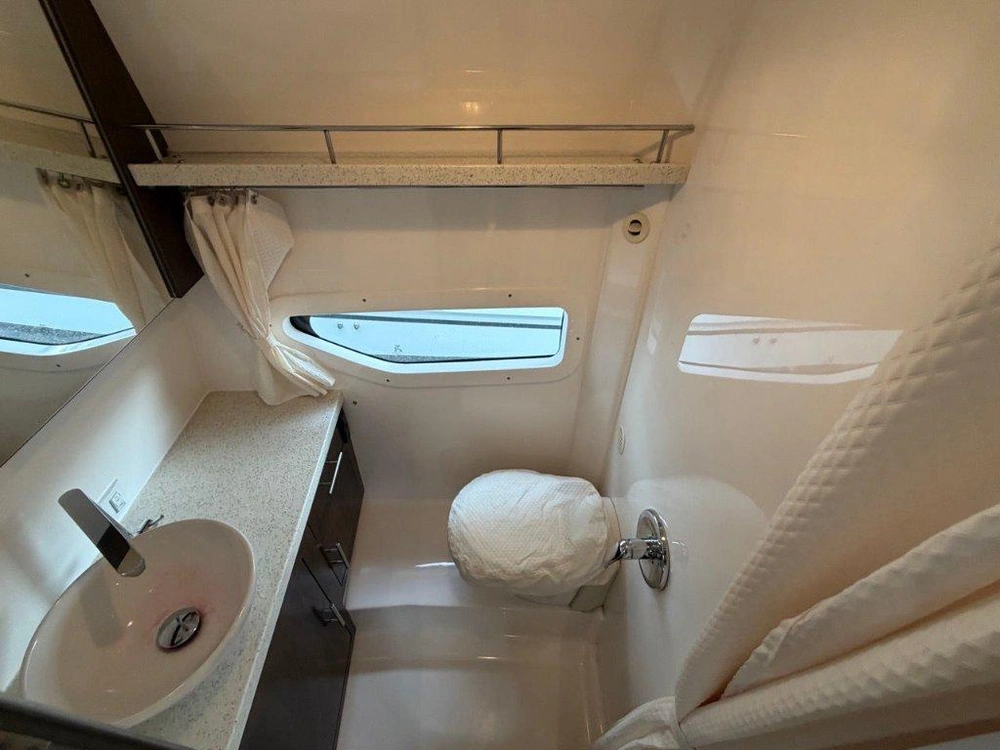 2017 Regal 32 Express alt