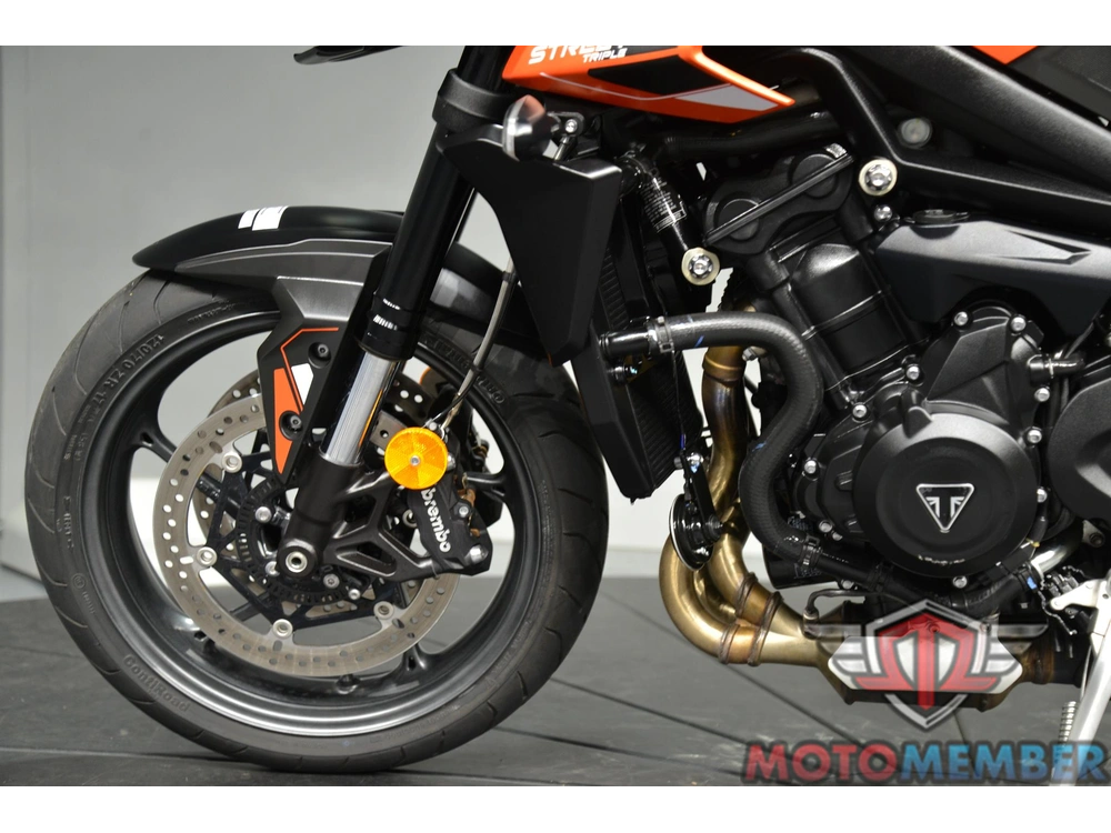 2025 Triumph Street Triple 765 R alt
