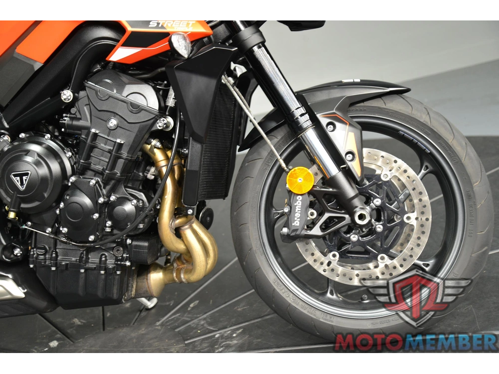 2025 Triumph Street Triple 765 R alt