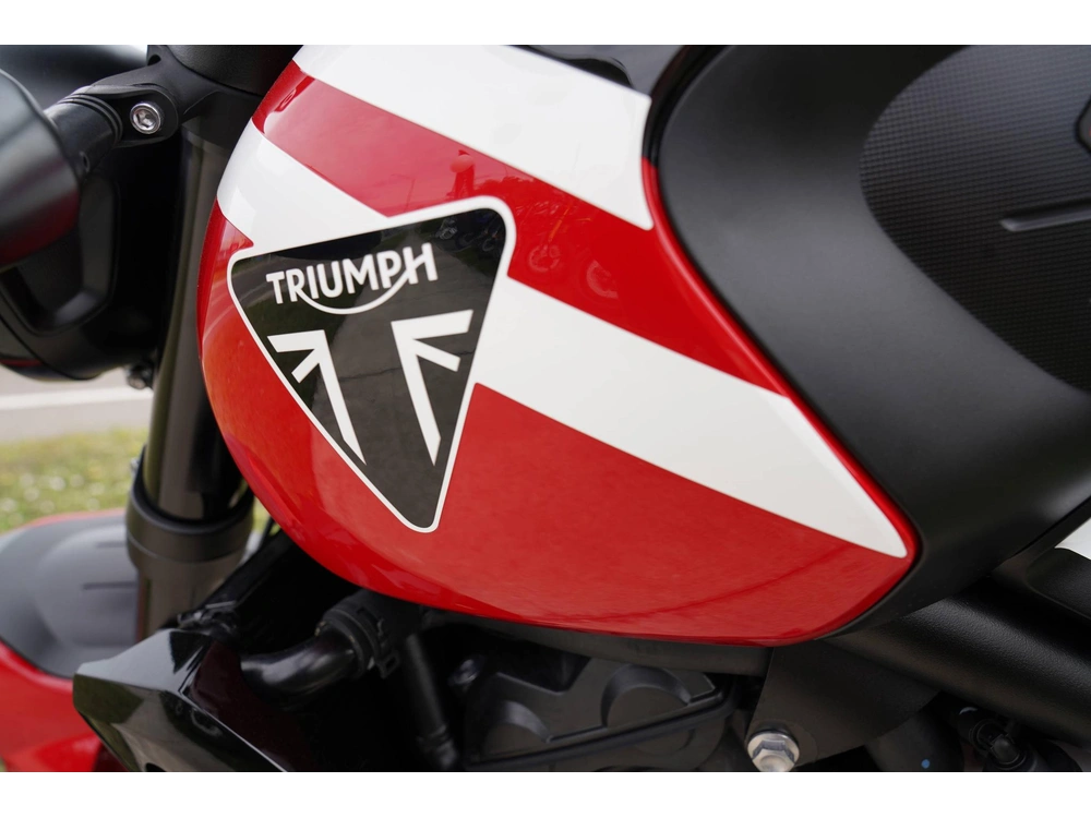 2025 Triumph Trident 660 alt