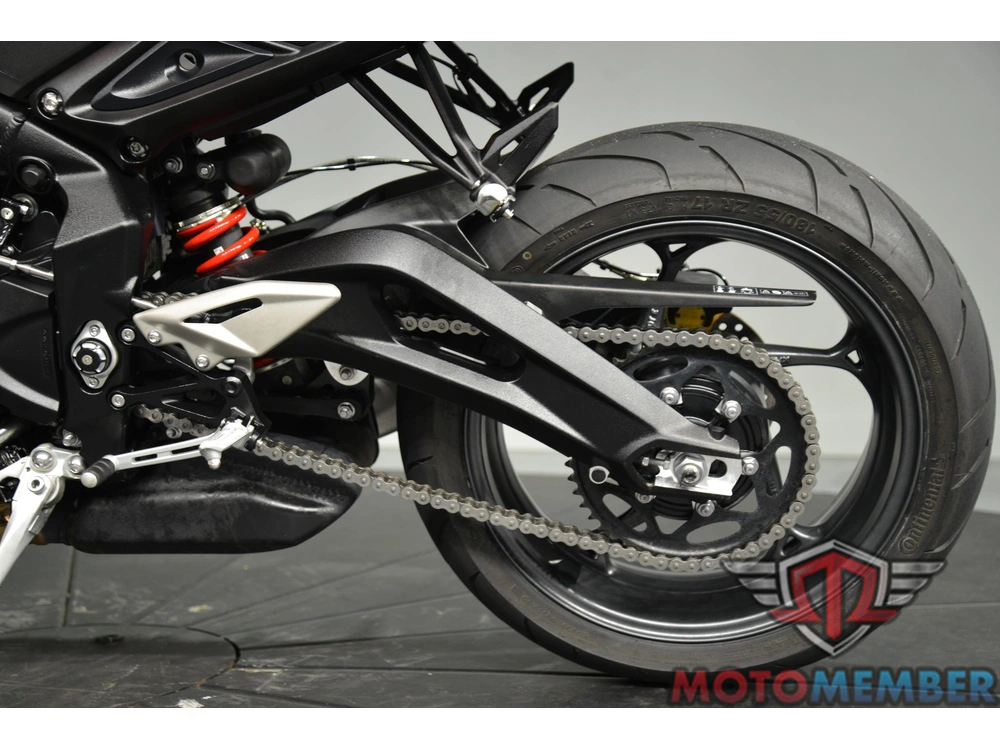 2025 Triumph Street Triple 765 R alt