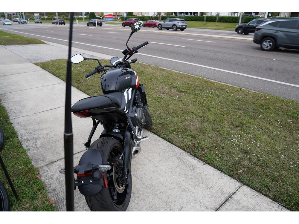 2025 Triumph Trident 660 alt