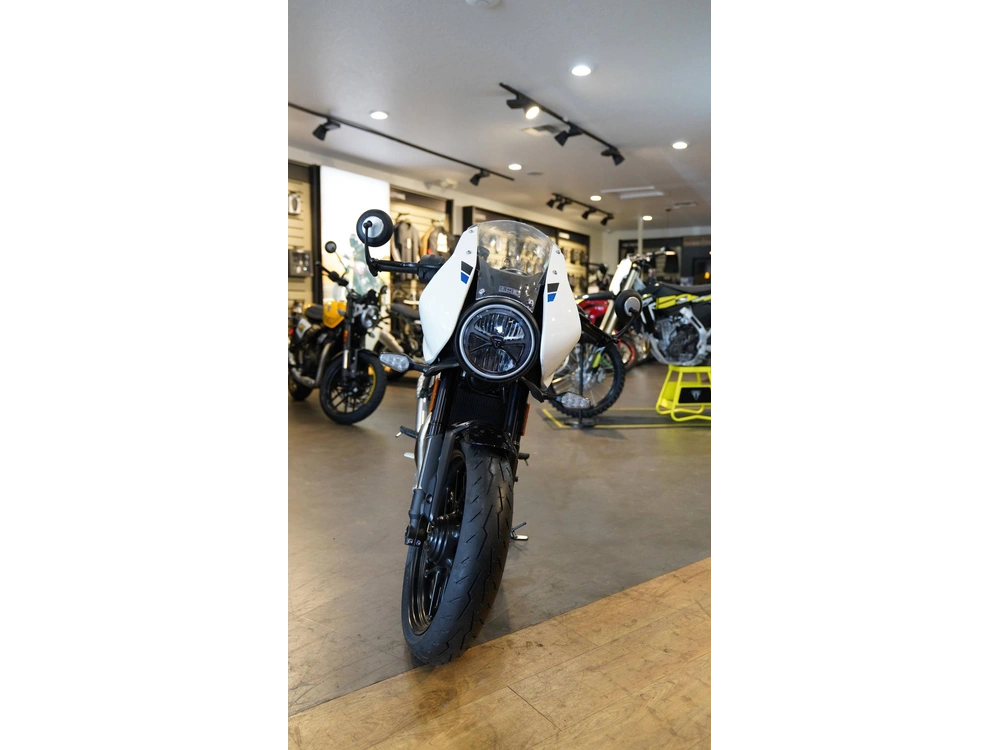 2026 Triumph Thruxton 400 alt