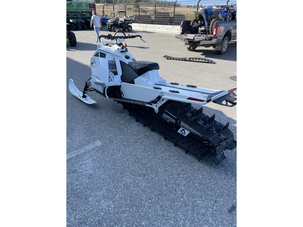 2027 Arctic Cat M 858 Sp A1 165 3.0 Cn Wht alt