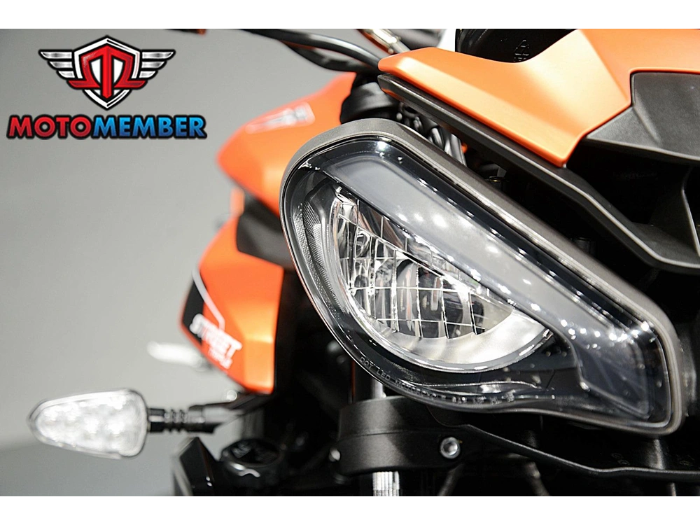 2025 Triumph Street Triple 765 R alt