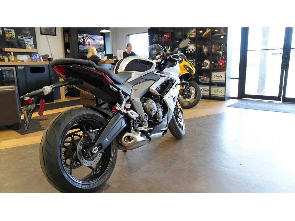 2026 Triumph Daytona 660 alt
