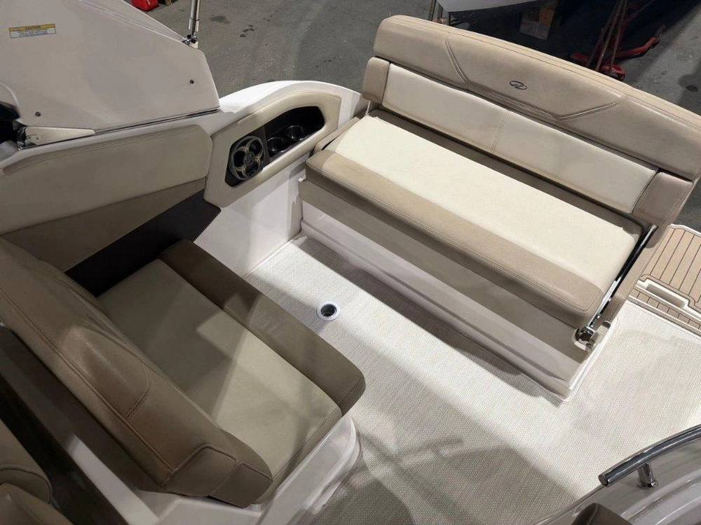 Regal 28 Express 2013 alt