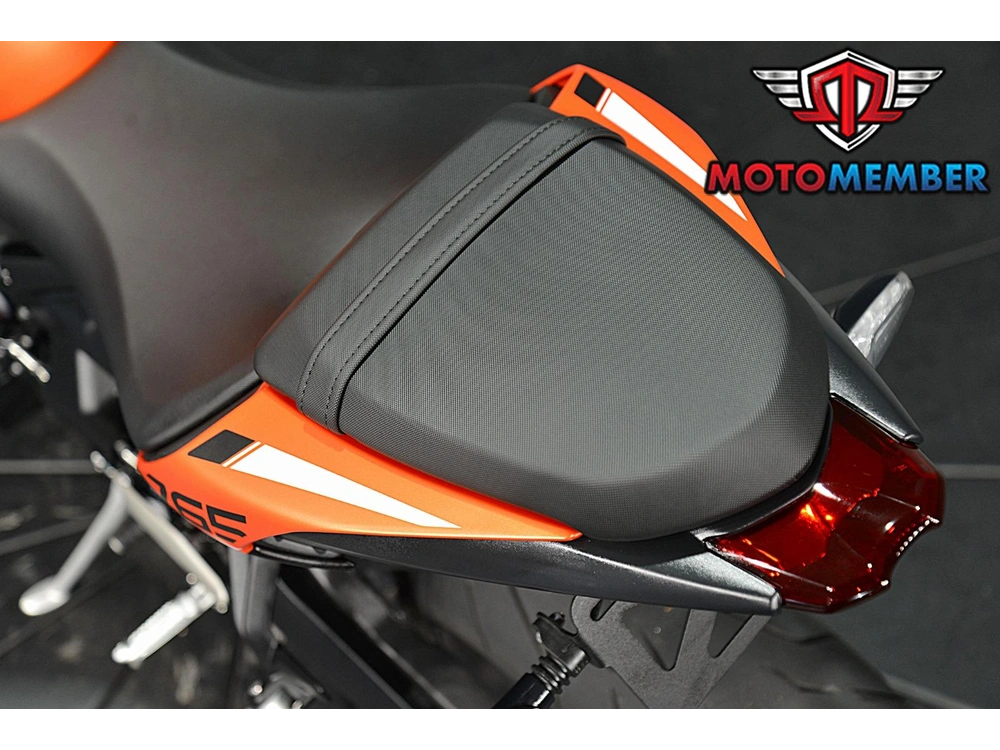 2025 Triumph Street Triple 765 R alt