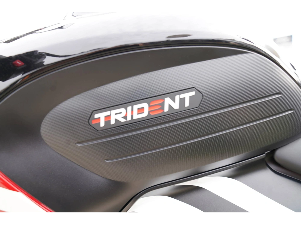 2025 Triumph Trident 660 alt