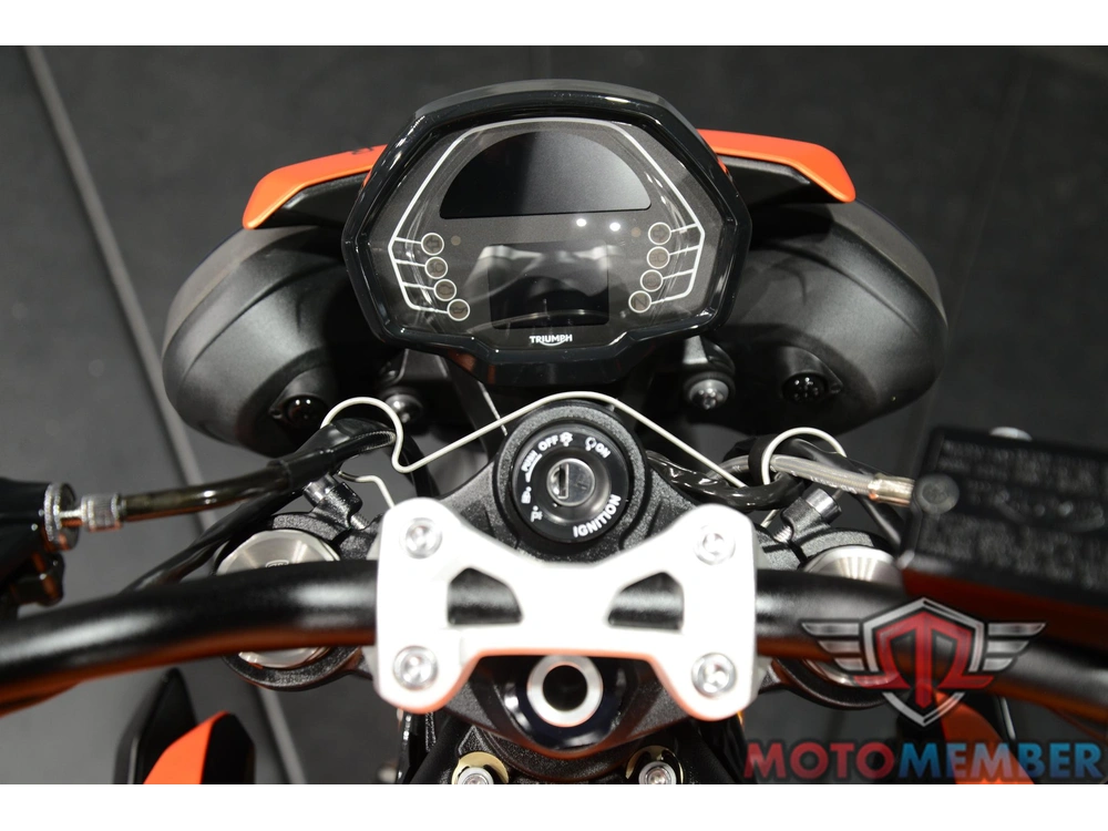 2025 Triumph Street Triple 765 R alt